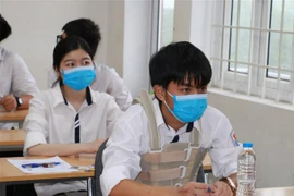 Mặc dù được đặc cách, lại thuộc diện được tuyển thẳng đại học nhưng thí sinh Nguyễn Thái Cường vẫn quyết tâm đến trường thi dù mới bị gãy cột sống và xương bàn tay phải. (Ảnh: Bích Huệ/TTXVN)