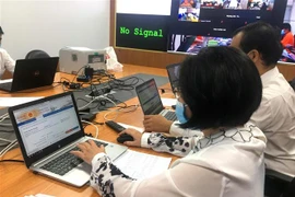 Vận hành phần mềm hỗ trợ công tác bầu cử đại biểu Quốc hội khóa XV và đại biểu Hội đồng nhân dân các cấp nhiệm kỳ 2021-2026 tại trụ sở Ủy ban Nhân dân quận 1. (Ảnh: Thanh Vũ/TTXVN)