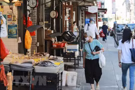 Một phố mua sắm ở New York, Mỹ. (Ảnh: THX/TTXVN)
