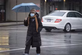 Người dân đeo khẩu trang phòng lây nhiễm COVID-19 tại Canada, ngày 4/1/2021. (Ảnh: THX/TTXVN)