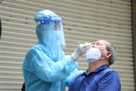 Lấy mẫu xét nghiệm COVID-19. (Ảnh: Tuấn Anh/TTXVN)