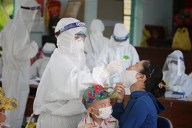 Lấy mẫu và làm xét nghiệm cho người dân ở Bắc Giang. (Ảnh: Danh Lam/TTXVN)