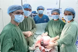 Các bác sỹ thực hiện ca phẫu thuật thành công. (Ảnh: TTXVN phát)