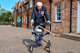 Sir Tom Moore nổi tiếng khắp thế giới như một tấm gương truyền cảm hứng. (Nguồn: Getty Images)