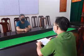 Đối tượng Sơn tại cơ quan công an. (Ảnh: TTXVN phát)