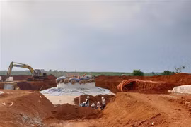 Một trụ điện gió (công suất hơn 3,7MW) đang được triển khai xây dựng tại xã Thuận Hà, huyện Đắk Song, tỉnh Đắk Nông. (Ảnh: Ngọc Minh/TTXVN)