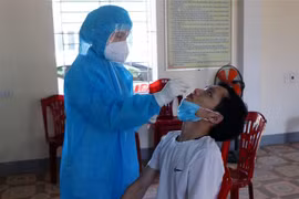 Lực lượng y tế lấy mẫu xét nghiệm ở Tổ dân phố Tuy Hòa, phường Thạch Linh, thành phố Hà Tĩnh. (Ảnh: Công Tường/TTXVN)
