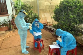 Lực lượng chức năng Đơn Dương truy vết những người có tiếp xúc với các bệnh nhân trên địa bàn huyện. (Ảnh: TTXVN phát)