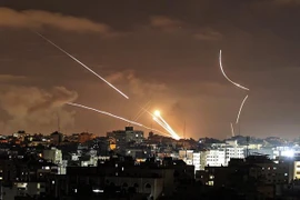 Rocket được phóng từ Dải Gaza xuống Israel, ngày 12/5/2021. (Ảnh: THX/TTXVN)
