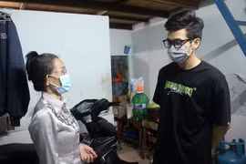 Bà Hồ Thị Cho thông báo sẽ miễn phí một tháng cho các sinh viên ở trong khu nhà trọ. (Ảnh: Trần Lê Lâm/TTXVN)