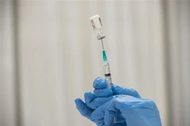 Nhân viên y tế chuẩn bị mũi tiêm vaccine phòng COVID-19 của Hãng Pfizer-BioNTech tại trung tâm tiêm chủng ở Worcester, Massachusetts (Mỹ). (Ảnh: AFP/TTXVN)