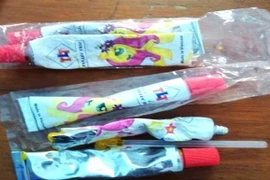 Loại kẹo thổi bong bóng, dạng tuýp có ống hút nhỏ để thổi mà các em đã sử dụng. (Ảnh: TTXVN phát)