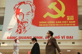 Hình ảnh Huy hiệu Đảng và Chủ tịch Hồ Chí Minh tại Đại hội đại biểu toàn quốc lần thứ XIII của Đảng. (Ảnh: TTXVN)