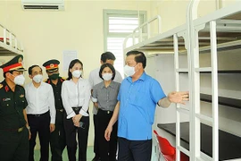 Bí thư Thành ủy Hà Nội Đinh Tiến Dũng kiểm tra công tác phòng, chống dịch COVID-19 tại điểm cách ly tập trung tại Trường Đại học Phenikaa (quận Hà Đông). (Ảnh: TTXVN)