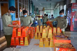 Kiểm tra một cửa hàng sản xuất kinh doanh thực phẩm. (Ảnh: Chanh Đa/TTXVN)