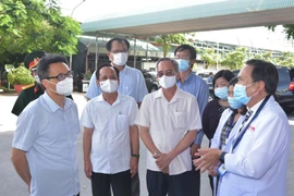 Phó Thủ tướng Vũ Đức Đam - Trưởng Ban Chỉ đạo quốc gia phòng chống COVID-19 (ngoài cùng bên trái) kiểm tra công tác phòng, chống dịch COVID-19 tại Bệnh viện Đa khoa Thanh Vũ Medic Bạc Liêu tại phường 3, thành phố Bạc Liêu. (Ảnh: Nhật Bình/TTXVN)