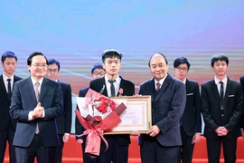 Thủ tướng Nguyễn Xuân Phúc, Chủ tịch Hội đồng Thi đua-Khen thưởng Trung ương trao tặng Huân chương Lao động hạng Nhất cho em Bùi Hồng Đức, học sinh lớp 12, Trường Trung học phổ thông Chuyên Khoa học Tự nhiên, Trường Đại học Tự nhiên, Đại học Quốc gia Hà N