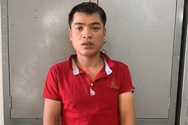 Đối tượng Hoàng Văn Nam bị bắt về hành vi chống người thi hành công vụ và cố ý gây thương tích. (Ảnh: Quốc Đạt/TTXVN)