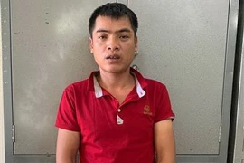 Đối tượng Hoàng Văn Nam bị bắt về hành vi chống người thi hành công vụ và cố ý gây thương tích. (Ảnh: Quốc Đạt/TTXVN)