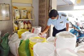 Đoàn kiểm tra liên ngành tỉnh Bạc Liêu kiểm tra tại cơ sở kinh doanh gạo trên địa bàn tỉnh. (Ảnh: Chanh Đa/TTXVN)