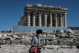 Du khách tham quan đền Parthenon tại khu khảo cổ Acropolis ở Athen, Hy Lạp. (Nguồn: Reuters)