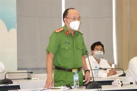 Đại tá Trần Văn Chính, Phó Giám đốc, Thủ trưởng Cơ quan cảnh sát điều tra (Công an tỉnh Bình Dương) cung cấp thông tin tại Hội nghị. (Ảnh: Chí Tưởng/TTXVN)
