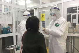 Lấy mẫu xét nghiệm COVID-19. (Ảnh: Mạnh Minh/TTXVN)