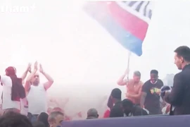 Cổ động viên PSG phát cuồng khi tận mắt nhìn thấy Leo Messi.