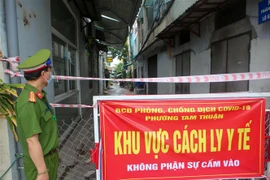 Công an túc trực tại các khu vựchẻm cách ly y tế trên đường Trần Cao Vân (Đà Nẵng). (Ảnh: Trần Lê Lâm/TTXVN)