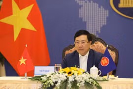  Phó Thủ tướng, Bộ trưởng Bộ Ngoại giao Phạm Bình Minh dự Hội nghị hẹp Bộ trưởng Ngoại giao ASEAN tại điểm cầu Hà Nội. (Ảnh: Văn Điệp/TTXVN)