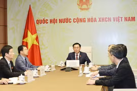 Chủ tịch Quốc hội Vương Đình Huệ điện đàm với Chủ tịch Quốc hội Lào Saysomphone Phomvihane. (Ảnh: Trọng Đức/TTXVN)