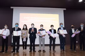 Phó Chủ tịch Thường trực Ủy ban Nhân dân thành phố Đà Nẵng Hồ Kỳ Minh (thứ 4 từ trái sang) trao 6 giấy chứng nhận đăng ký đầu tư và 1 chủ trương nghiên cứu đầu tư cho các doanh nghiệp. (Ảnh: Quốc Dũng/TTXVN)
