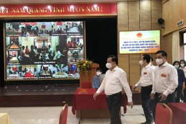 Ông Đinh Tiến Dũng, Ủy viên Bộ Chính trị, Bí thư Thành ủy Hà Nội đi kiểm tra tại một số điểm bầu cử. (Ảnh: Nguyễn Văn Cảnh/TTXVN)