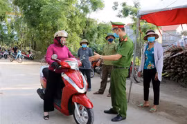 Một chốt chặn tại xã Mão Điền, huyện Thuận Thành, tỉnh Bắc Ninh hồi tháng 5. (Ảnh: Đinh Văn Nhiều/TTXVN)