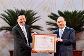 Thủ tướng Nguyễn Xuân Phúc trao danh hiệu Nghệ sỹ Nhân dân cho diễn viên Trung Anh. (Ảnh minh họa: Thống Nhất/TTXVN)