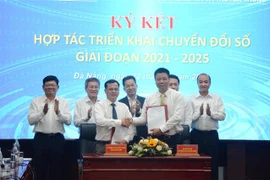 Lễ ký kết Biên bản ghi nhớ hợp tác về triển khai chuyển đổi số tại thành phố Đà Nẵng giữa Sở Thông tin và Truyền thông Đà Nẵng và Cục Tin học hóa-Bộ Thông tin và Truyền thông. (Ảnh: Văn Dũng/TTXVN)