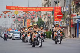 Lực lượng Phòng Cảnh sát giao thông (Công an tỉnh Điện Biên) tuần hành trên tuyến phố Võ Nguyên Giáp (thành phố Điện Biên Phủ). (Ảnh: Xuân Tiến/TTXVN)