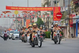 Lực lượng Phòng Cảnh sát giao thông (Công an tỉnh Điện Biên) tuần hành trên tuyến phố Võ Nguyên Giáp (thành phố Điện Biên Phủ). (Ảnh: Xuân Tiến/TTXVN)