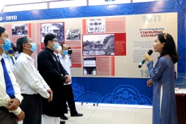 Các đại biểu và khách tham quan triển lãm 'Người đi tìm hình của nước.' (Ảnh: Tường Vi/TTXVN)