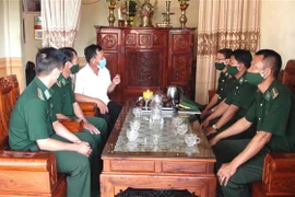 Các cán bộ, chiến sỹ Đồn Biên phòng Lý Hòa (Bộ Chỉ huy Bộ đội Biên phòng Quảng Bình) đến các hộ gia đình tuyên truyền giúp người dân hiểu và thực hiện quyền, nghĩa vụ và trách nhiệm của cử tri trong ngày bầu cử. (Ảnh: Võ Dung/TTXVN)