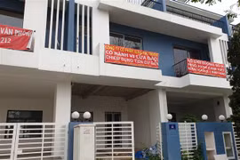 Cư dân treo băngrôn phản đối chủ đầu tư tại dự án Thăng Long Home. (Ảnh: Trần Xuân Tình/TTXVN)