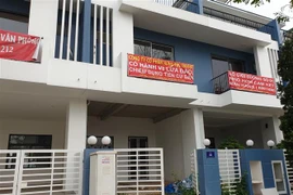 Cư dân treo băngrôn phản đối chủ đầu tư tại dự án Thăng Long Home. (Ảnh: Trần Xuân Tình/TTXVN)