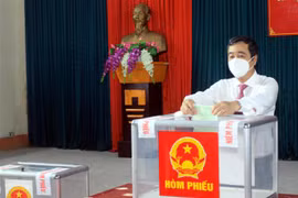 Ủy viên Trung ương Đảng, Bí thư Tỉnh ủy Thái Bình Ngô Đông Hải bỏ phiếu bầu tại khu vực bỏ phiếu số 4 phường Trần Hưng Đạo, thành phố Thái Bình. (Ảnh: Thế Duyệt/TTXVN)