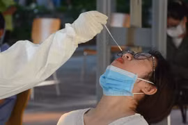 Lấy mẫu xét nghiệm SARS-CoV-2. (Ảnh: Văn Dũng/TTXVN)