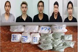 Các đối tượng và tang vật bị thu giữ. (Nguồn: Báo Biên phòng)