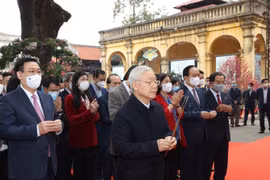 Tổng Bí thư, Chủ tịch nước Nguyễn Phú Trọng dâng hương tưởng niệm các bậc tiền nhân tại Điện Kính Thiên-Khu di tích Hoàng thành Thăng Long. (Ảnh: Trí Dũng/TTXVN)