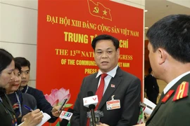 Ông Huỳnh Tấn Việt (Đoàn đại biểu Đảng bộ Khối các cơ quan Trung ương) trả lời phỏng vấn của phóng viên các cơ quan thông tấn, báo chí. (Ảnh: TTXVN)