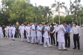Lãnh đạo tỉnh Cao Bằng chia tay đoàn nhân lưc y tế hỗ trợ Thành phố Hồ Chí Minh phòng, chống dịch COVID-19. (Ảnh: Chu Hiệu/TTXVN)