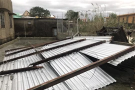 Gió giật mạnh làm tốc mái nhà dân. (Ảnh minh họa: TTXVN phát)