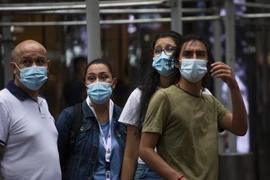 Người dân đeo khẩu trang phòng dịch COVID-19 tại New York, Mỹ. (Ảnh: AFP/TTXVN)